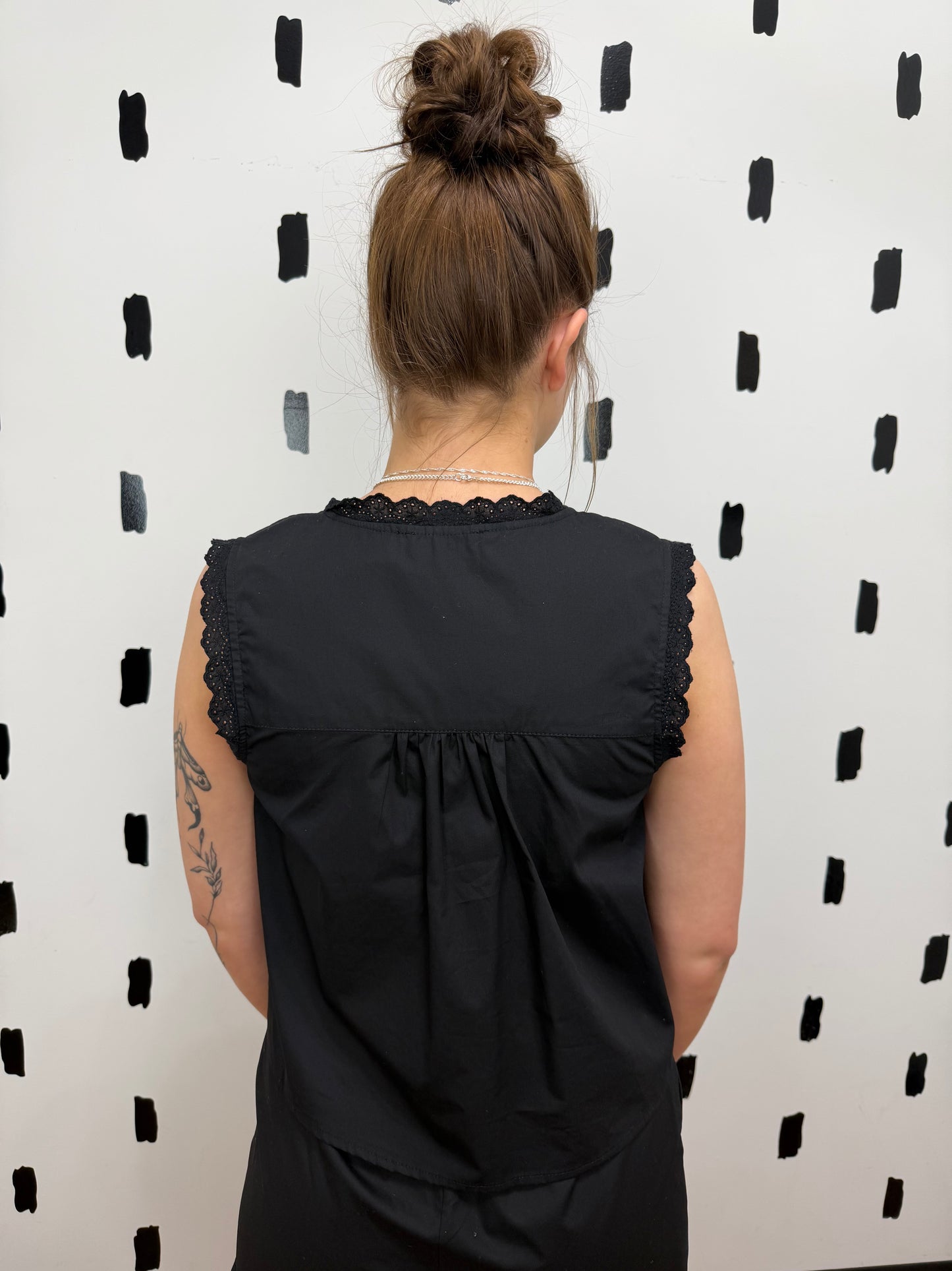 Black Sleeveless Floral Embroidery Lace Blouse