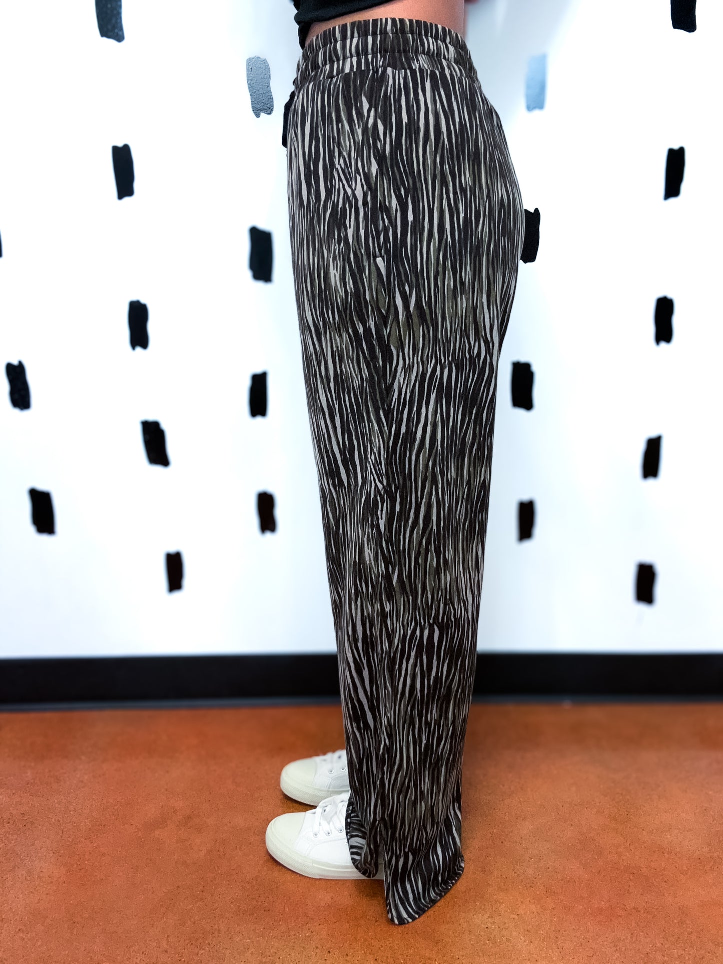 Line Print Wide Leg Side Slit Pant